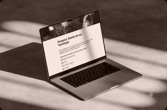 Laptop exibindo o sistema Cafra
